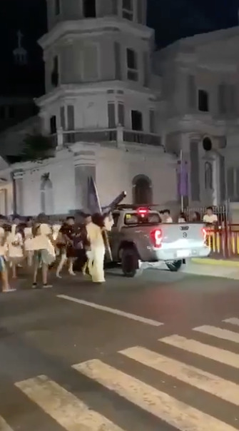 Jesús lanza patada voladora a joven en Viacrucis