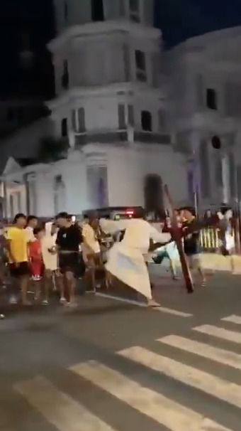 Jesús lanza patada voladora a joven en Viacrucis