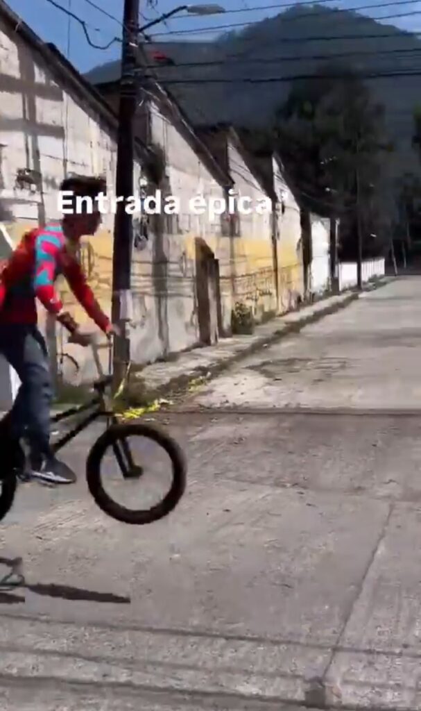 Joven golpea sus genitales al caer sobre la bicileta