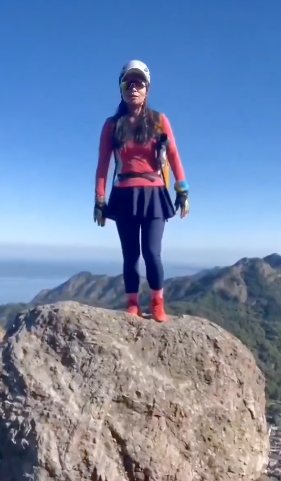 Joven llega a montaña