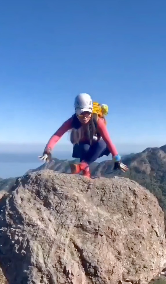 Joven pierde equilibrio