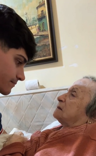 Joven se despide de su abuela