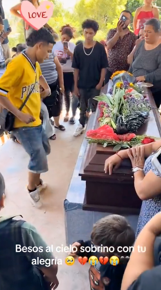 Jóvenes bailan junto al ataúd de su amigo en funeral