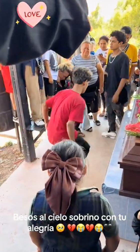 Jóvenes bailan junto al ataúd de su amigo en funeral