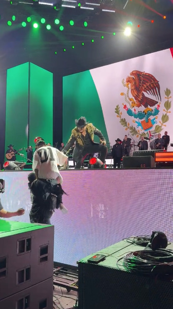 Julión Álvarez cae al intentar subir a Santa Fe Klan