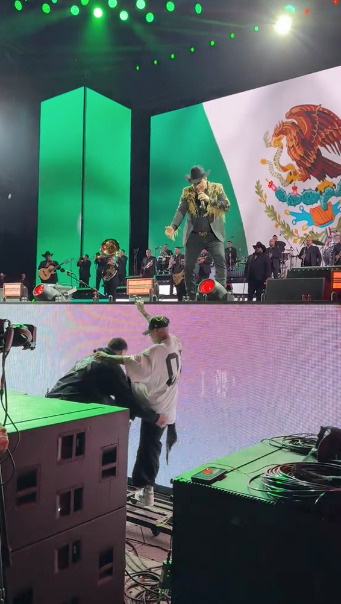 Julión Álvarez cae al intentar subir a Santa Fe Klan