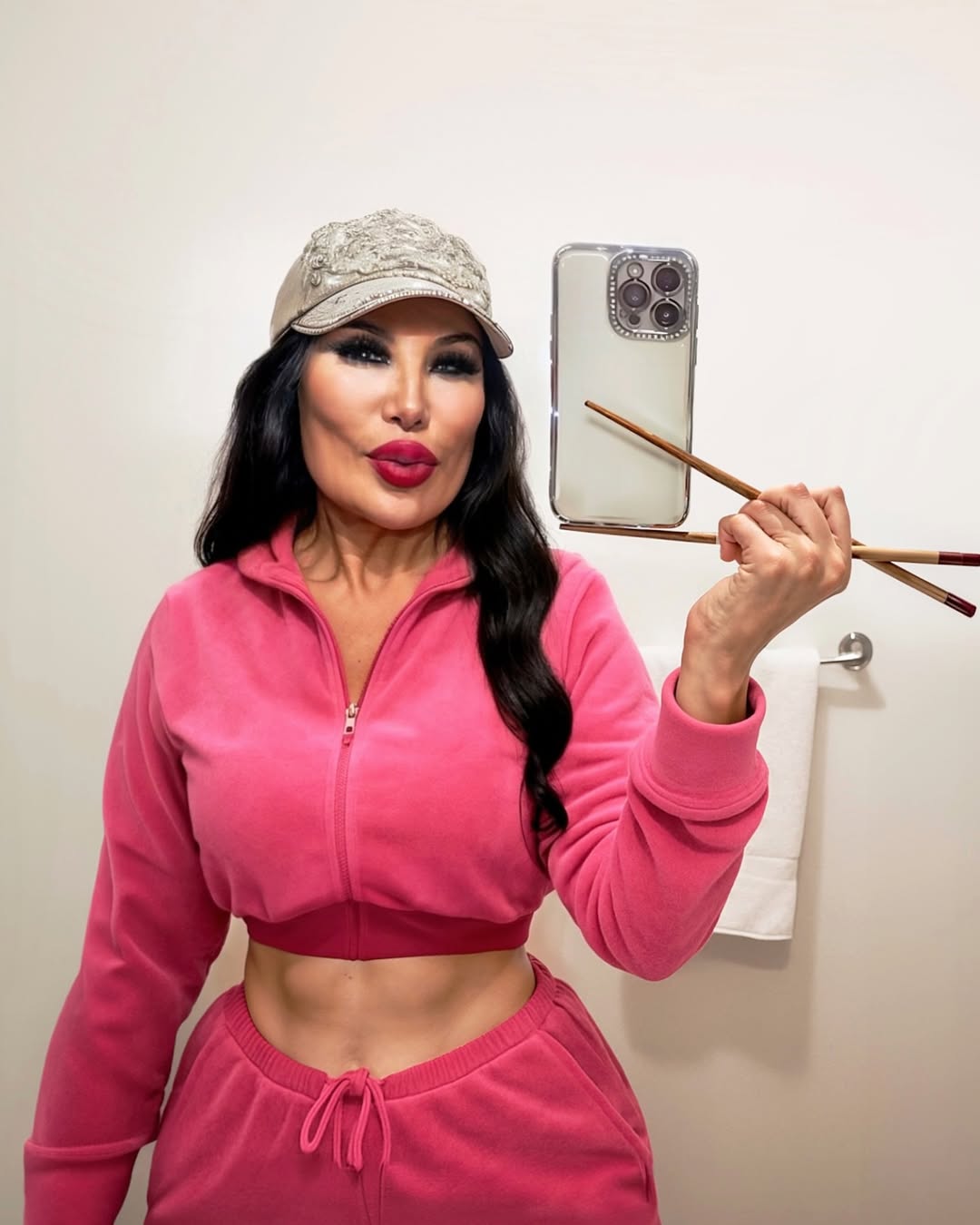 Lyn May reaparece y la comparan con Kim Kardashian