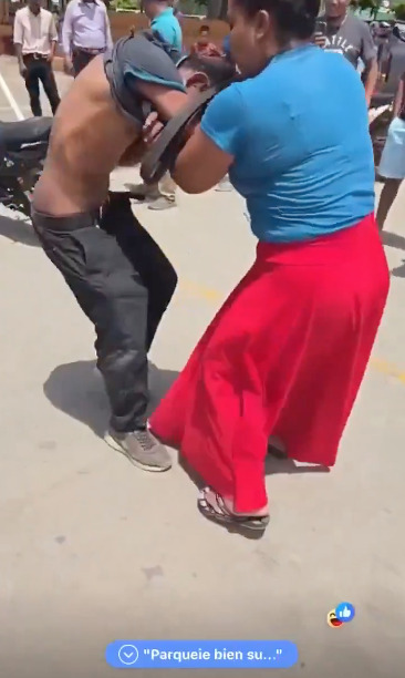Mamá agarra a cinturonazos a su hijo por robar