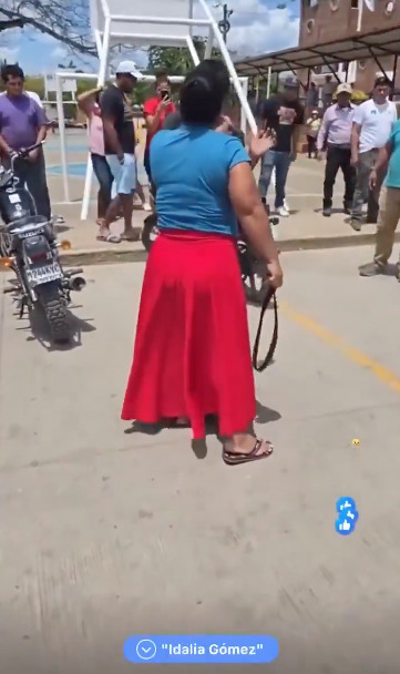 Mamá agarra a cinturonazos a su hijo por robar