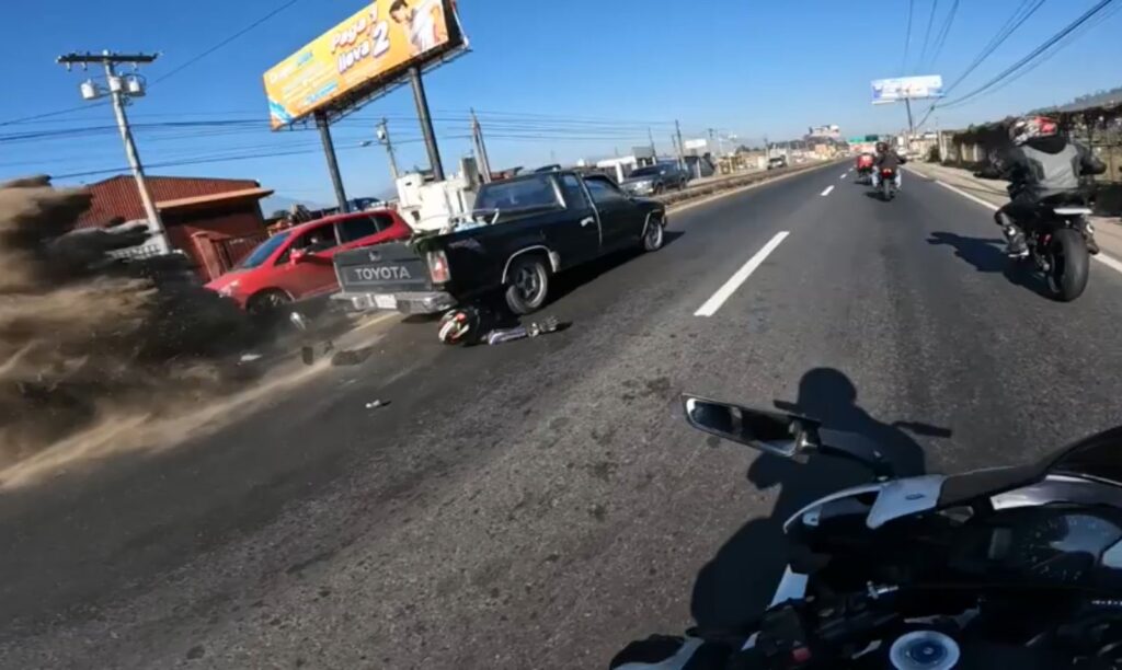 Motociclista se accidenta contra camioneta tras caer en bache
