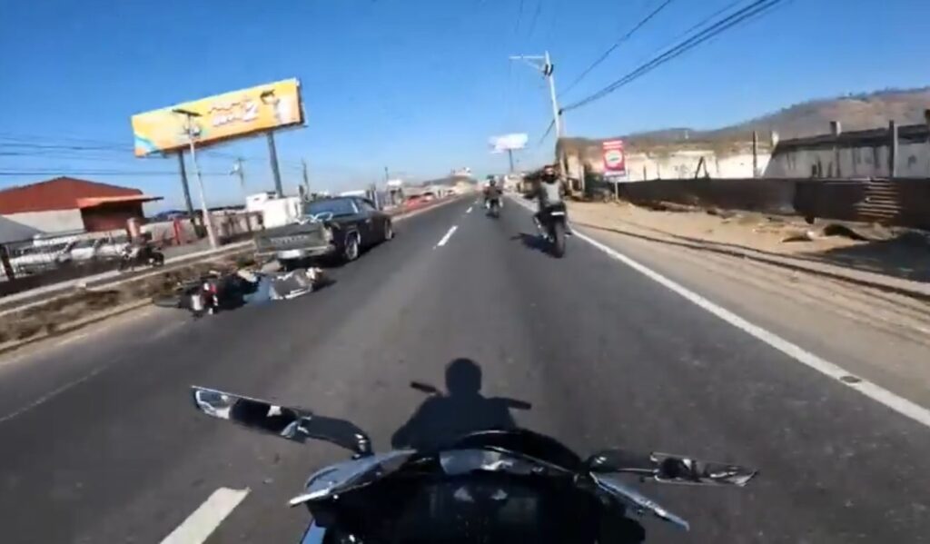 Motociclista sale disparado contra camioneta