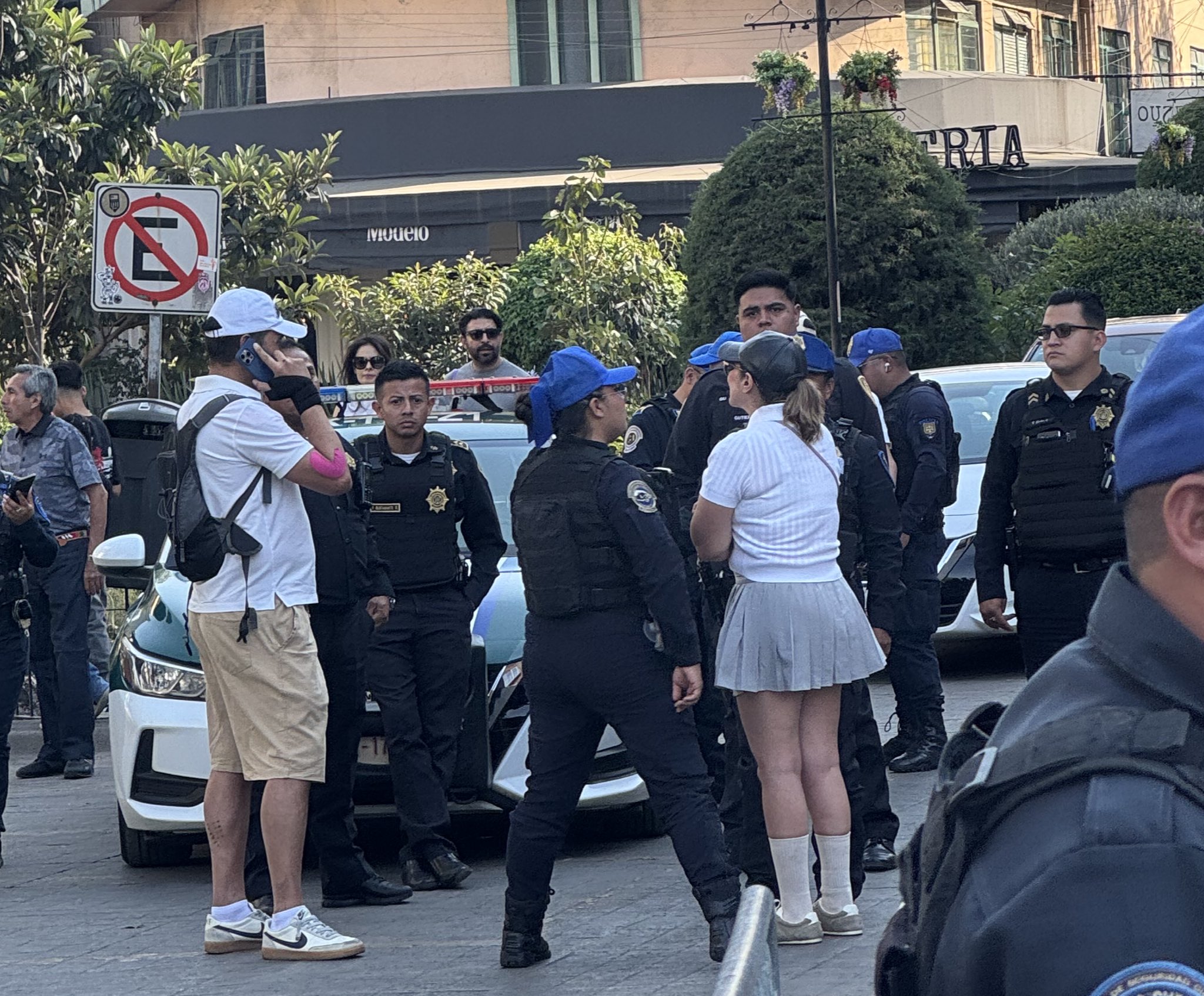 Mujer atropella a abuelo y golpea a joven en Polanco