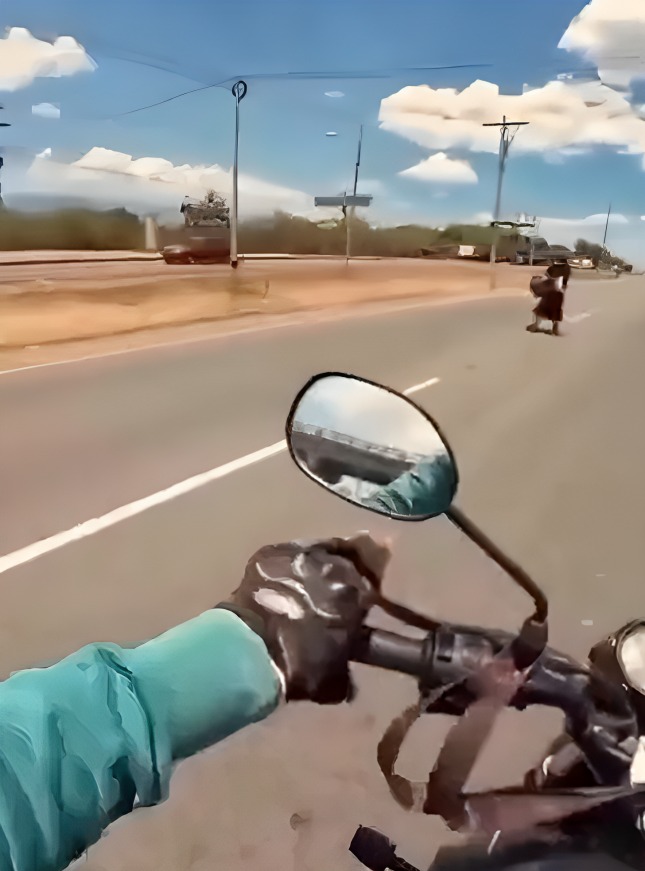 Mujer cruzando la calle