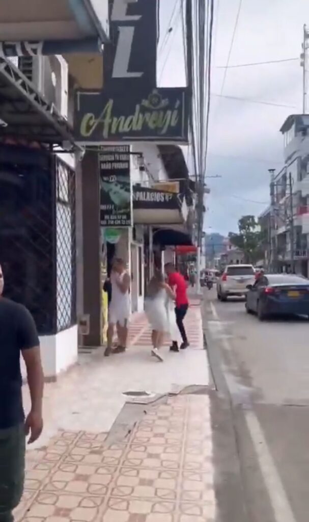 Mujer sorprendida siendo infiel