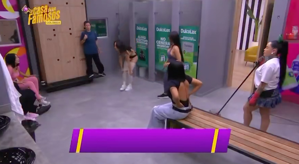 Yina Calderón obliga a Manelyk a bajarse el pantalón en LCDLF