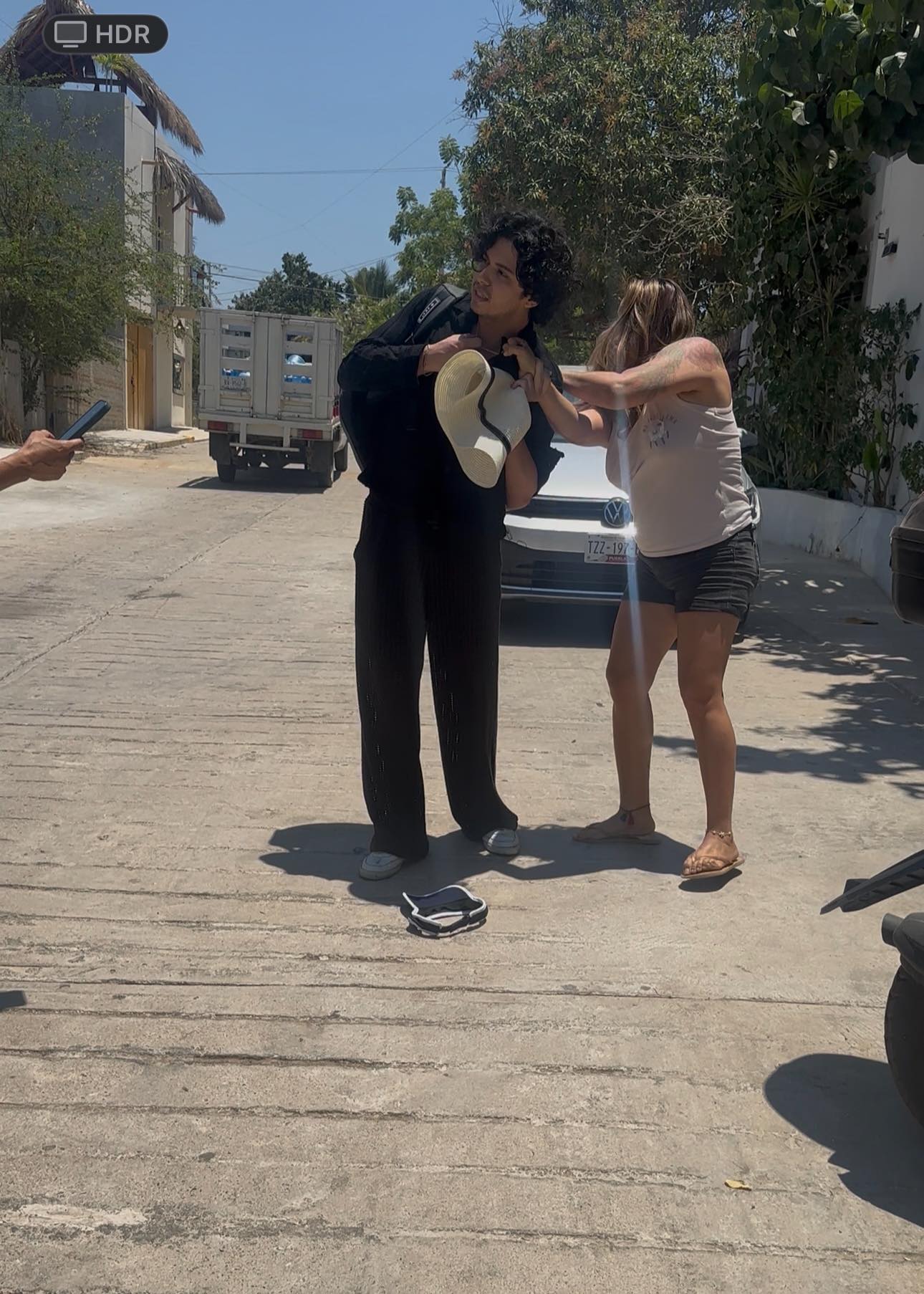 Dueña de Airbnb amenaza y agrede a turistas