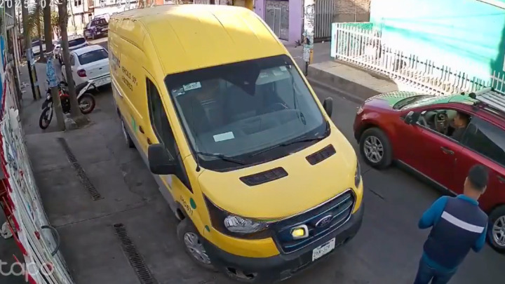 Policías atropellan a perrita y se dan a la fuga