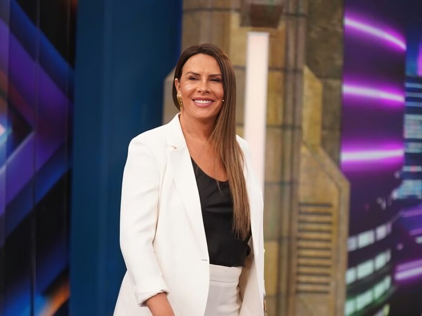 Redes tunden a Karla Sofía Gascón por comparse con Jesús
