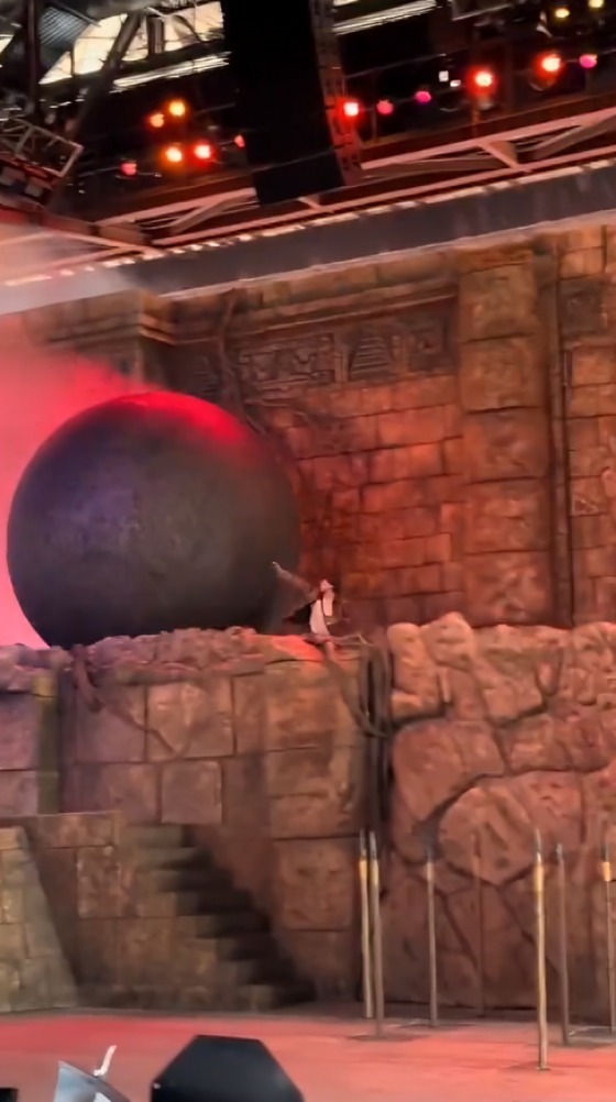 Roca gigante aplasta a actor de Indiana Jones