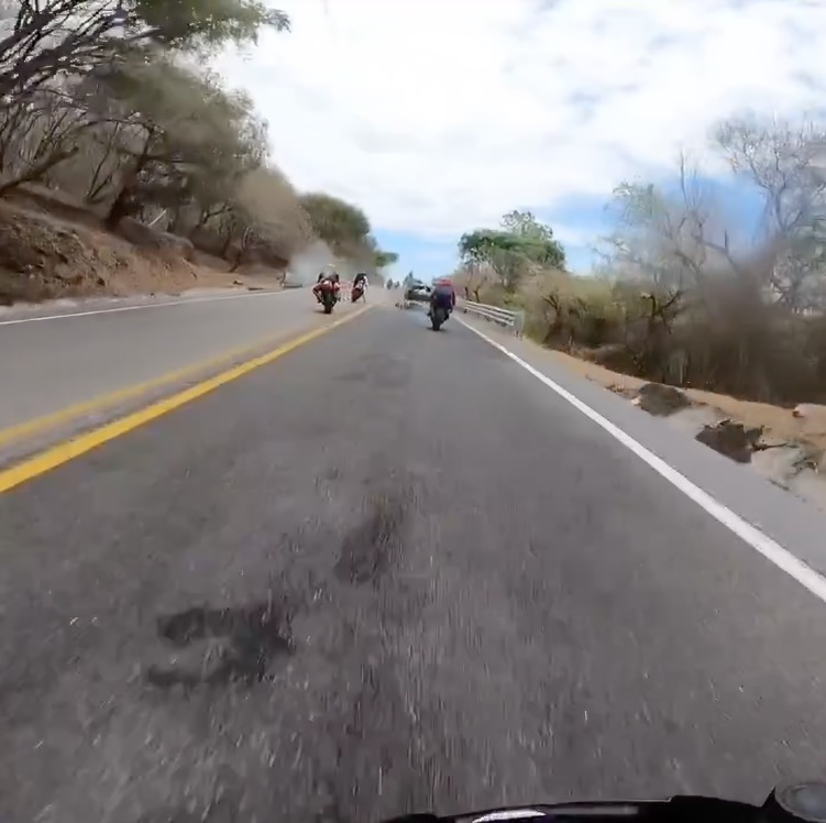  Choque de motos con auto