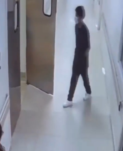 Hombre se disfraza de enfermero y mata a mujer en hospital