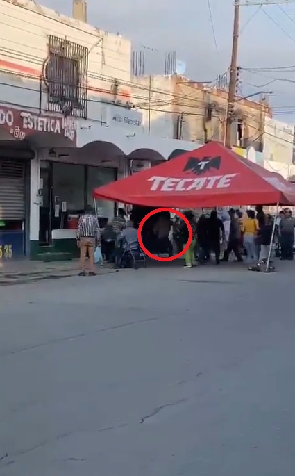 Abuelito sigue a expareja para matarla