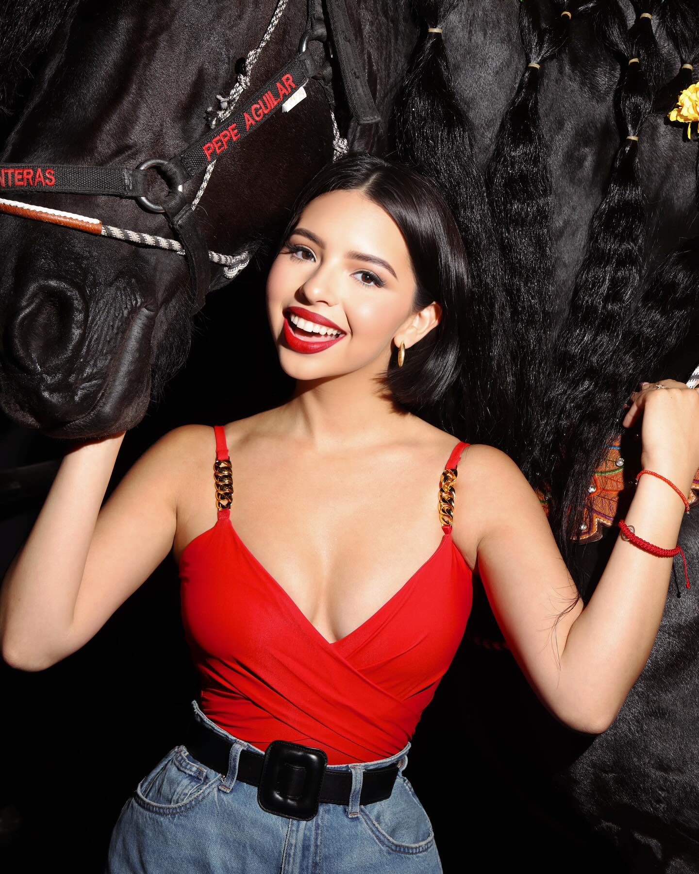 Ángela Aguilar vigila a su esposo 