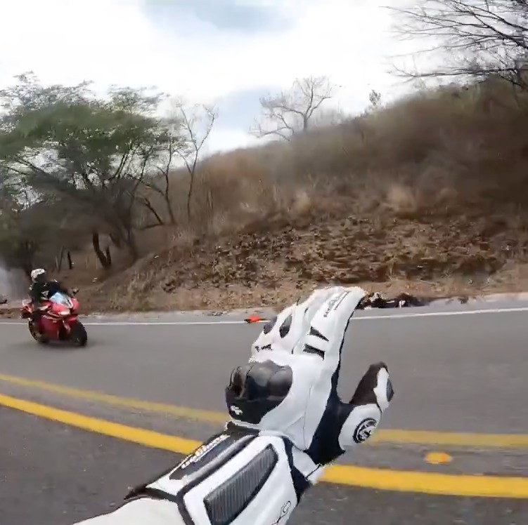 Motociclistas se impactan con auto