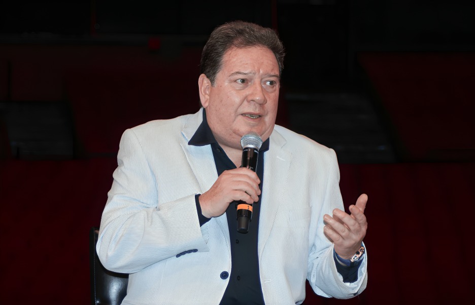 Coque Muñiz cantando