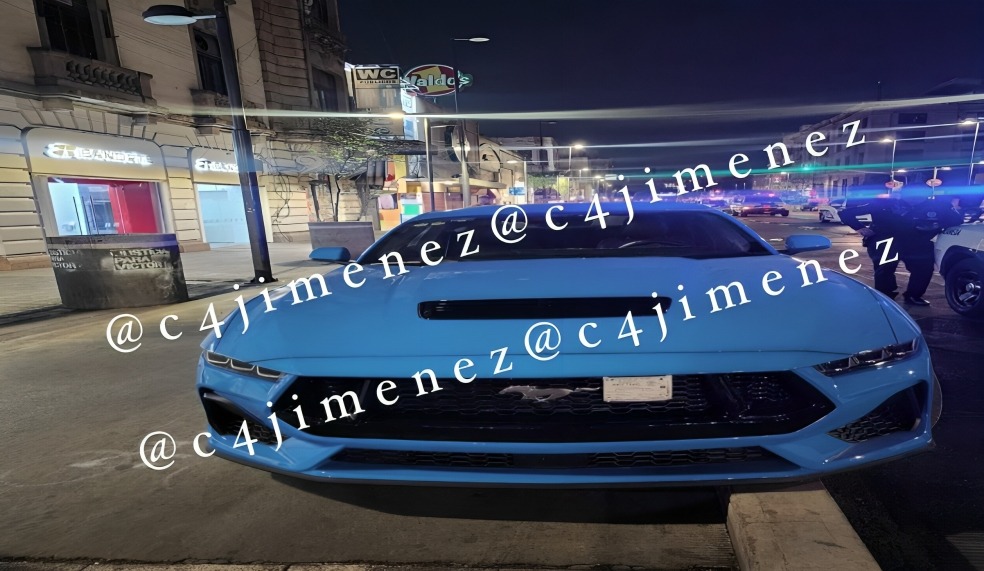 Entrenadora fitness choca Mustang en carril de Metrobús