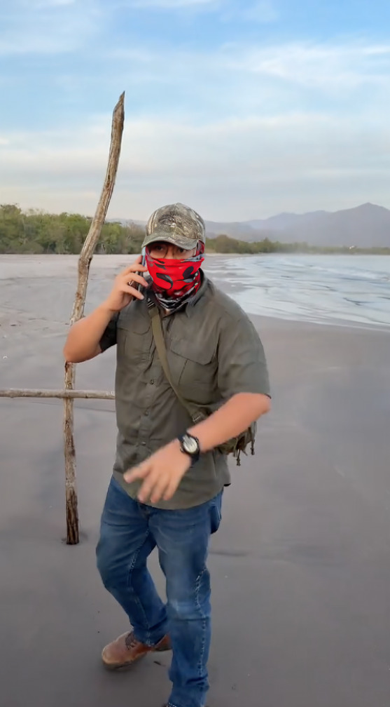 Exhiben a extranjero por decir que playa de Nayarit es suya