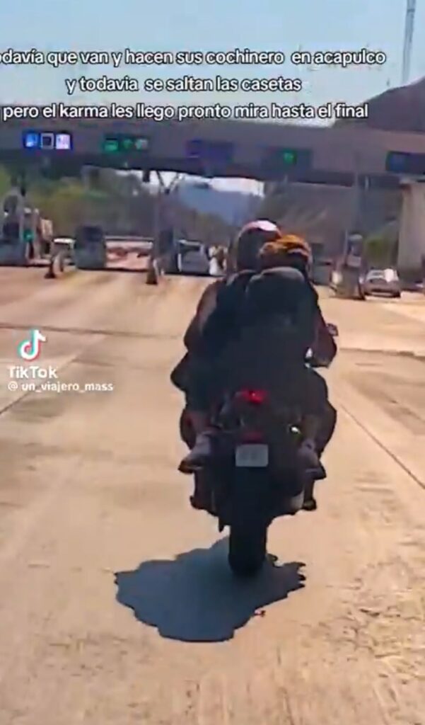 Guardia golpea a motociclistas