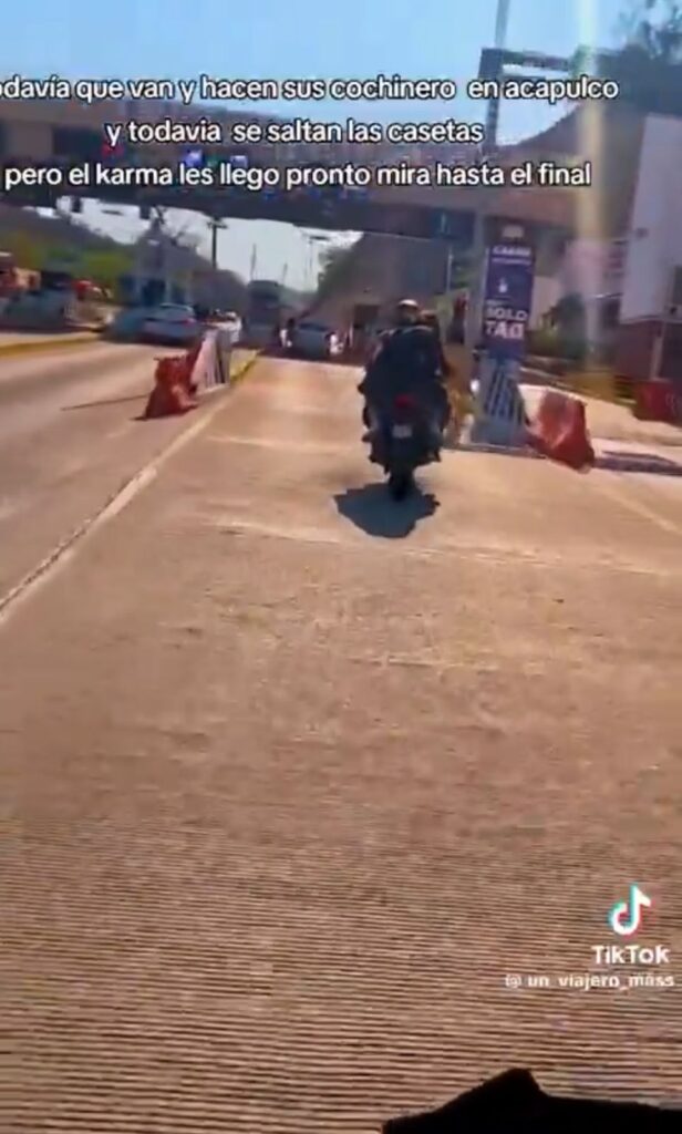 Guardia golpea a motociclistas