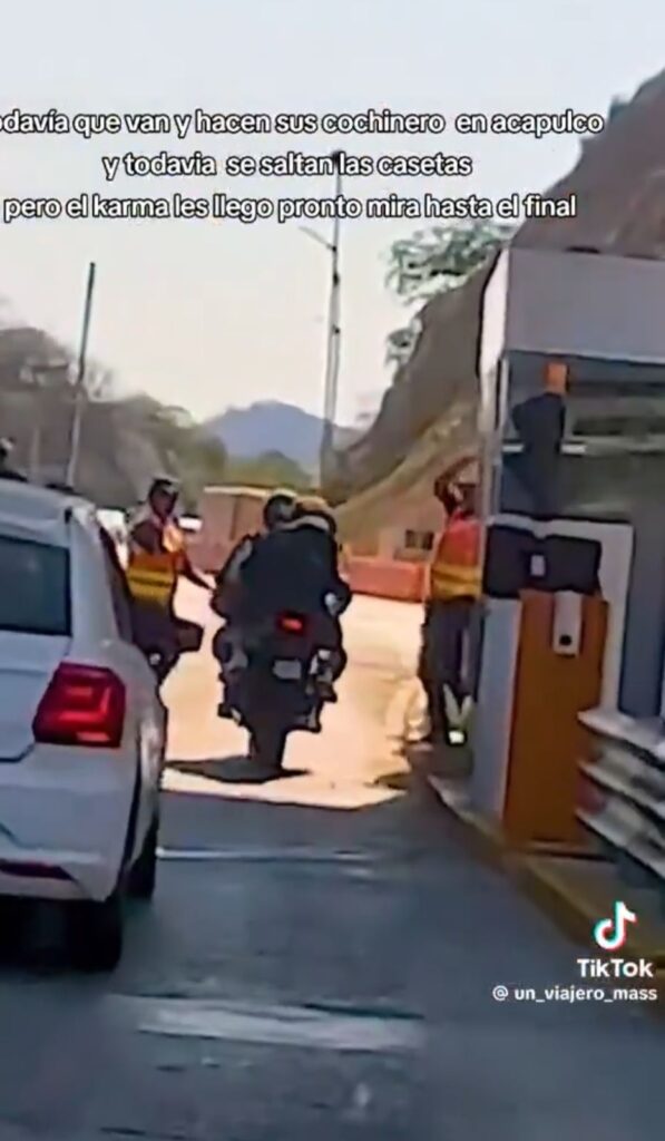 Guardia golpea a motociclistas