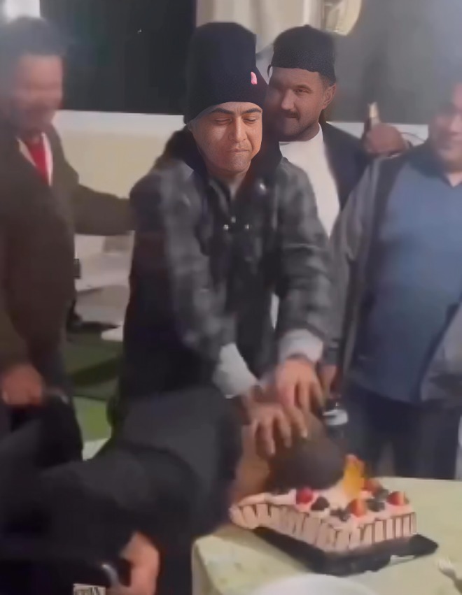Hombre agrede a abuelita al empujarla contra el pastel