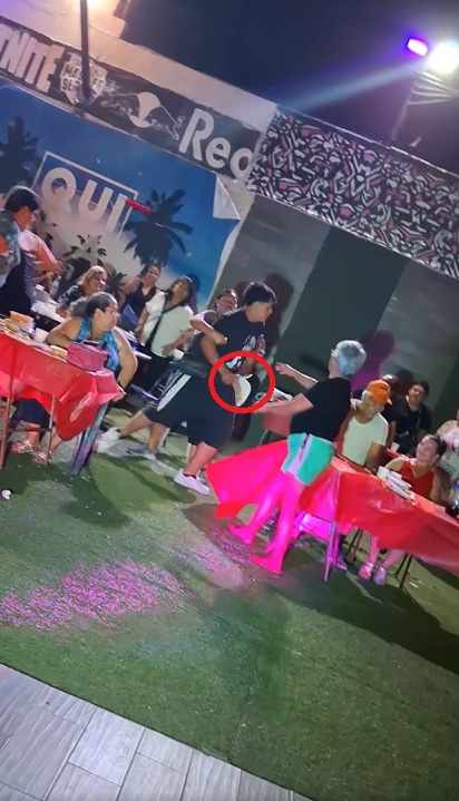Hombre intenta acuchillar a payasito en plena fiesta