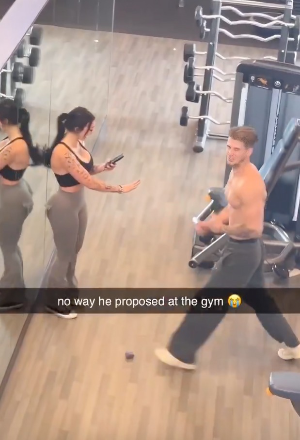 Pareja se compromete en gimnasio