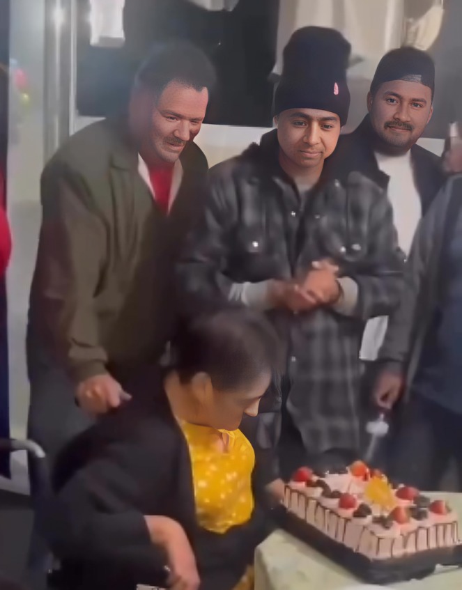 Hombre empuja a abuelita contra pastel
