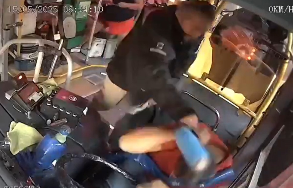 Pasajero descarga su furia contra chofer