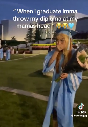 Causa indignación graduada que lanzó diploma a su mamá