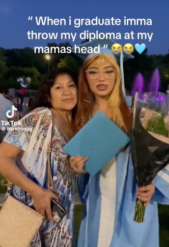 Graduada causa indignación tras lanzarle diploma a su mamá