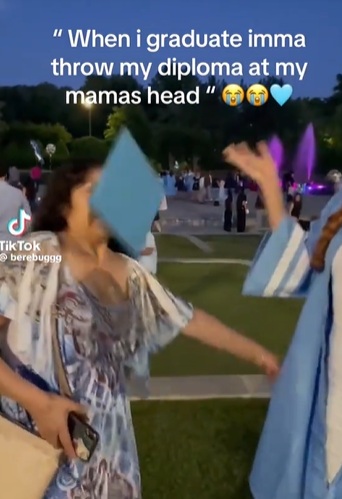 Graduada lanza diploma a su mamá en la cara