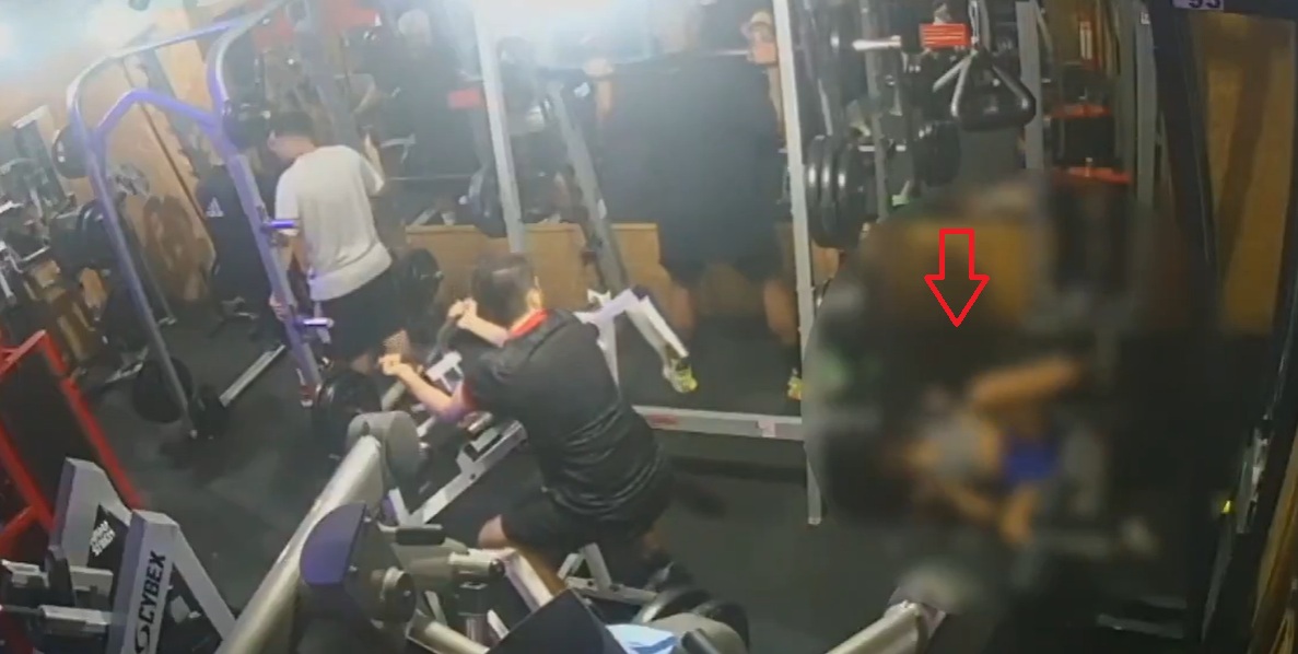Mujer muere al desvanecerse en gimnasio