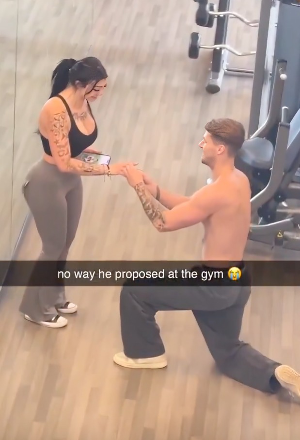 Pareja se compromete en gimnasio