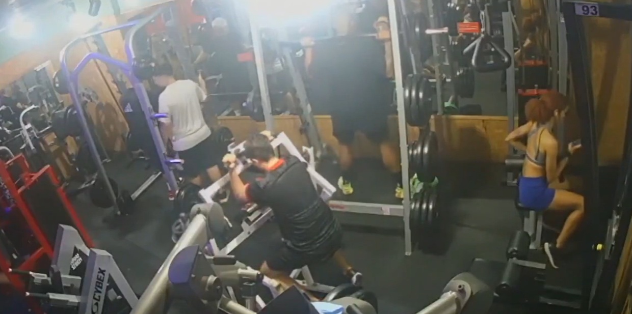 Mujer cae y muere en gimnasio