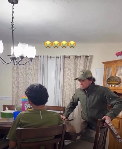 Papá regaña a hijo por hacer bullying