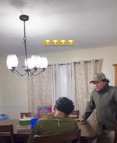 Papá regaña a su hijo por ser bulleador