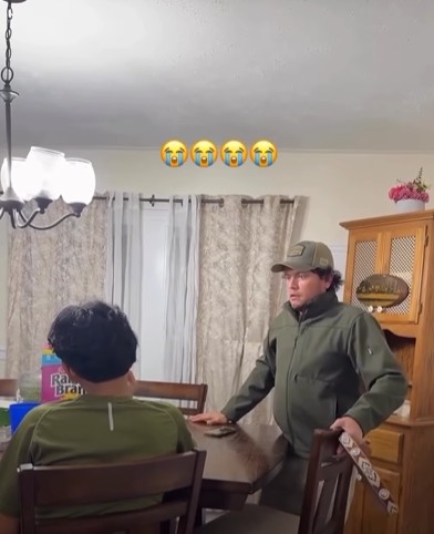 Papá regaña a su hijo por acosar compañero de escuela