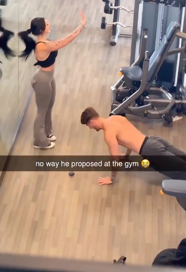 Pareja se compromete en gimnasio