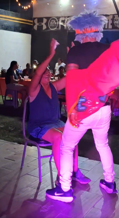 Payasito baila en fiesta y se viraliza